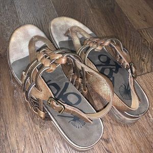 OTBT sandals w heel